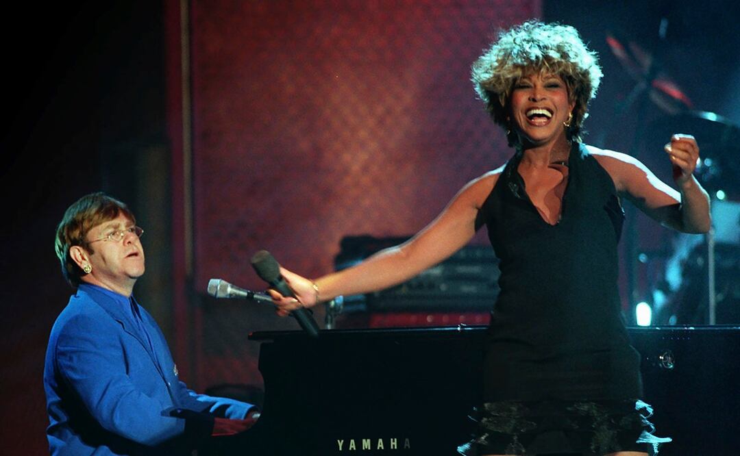 Tina Turner y Elton John durante el show del VH1 Fashion & Music Awards en1995. T(AP Photo/Adam Nadel)