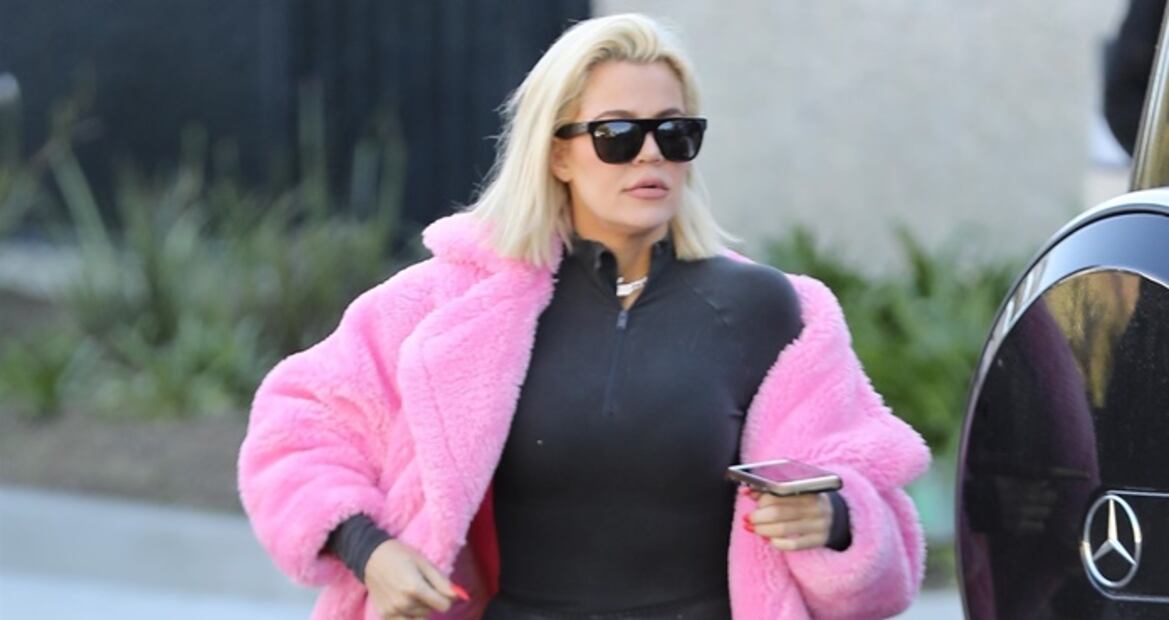 Khloé Kardashian luce sus curvas en leggings por Woodland Hills
