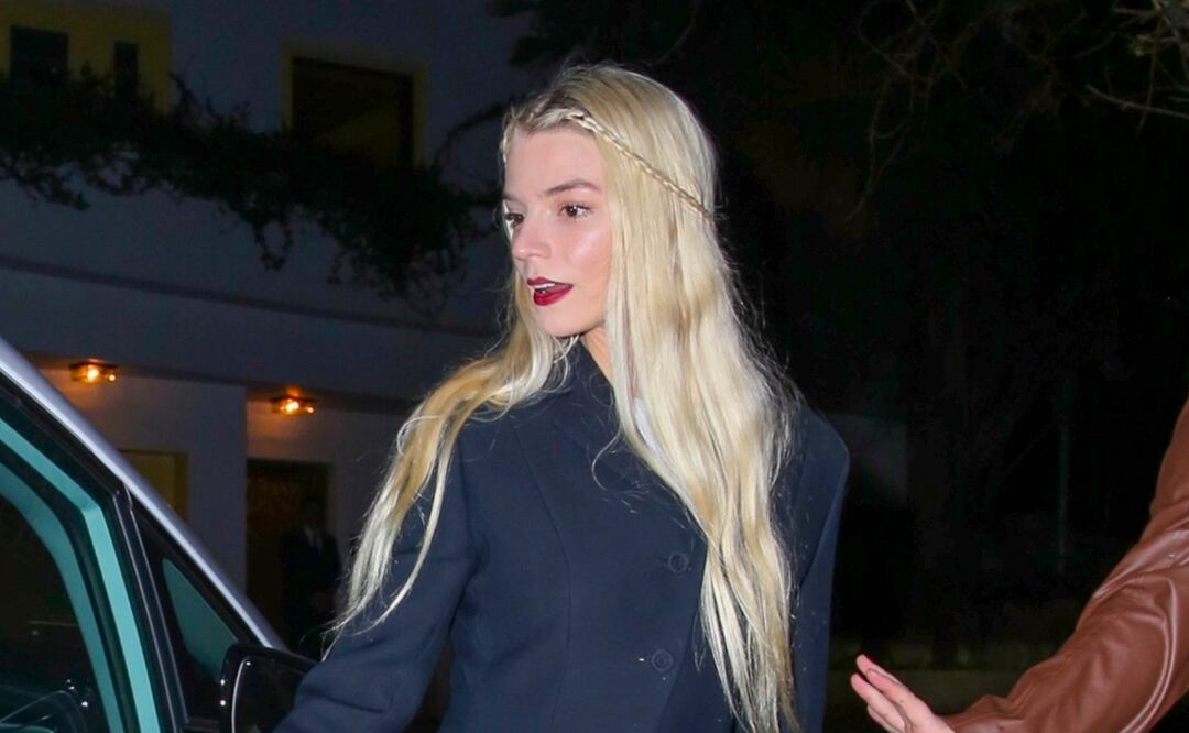 Anya Taylor-Joy presume kilométricas piernas con minifalda y botines de cuero en California. Foto: The Grosby Group