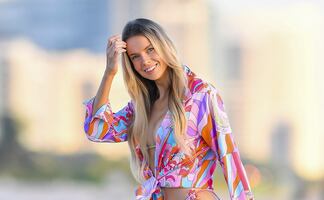 Louisa Warwick enamora en Miami con diminuto bikini de colores 