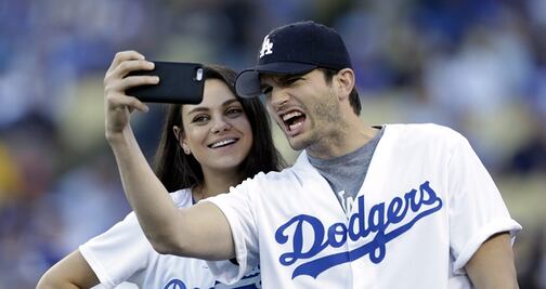 Mila Kunis y Ashton Kutcher desmienten su separación con sarcástico video