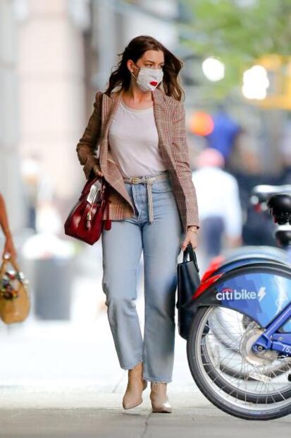 Anne Hathaway luce silueta con jeans en Nueva York