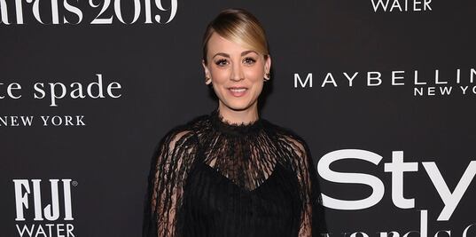 Kaley Cuoco conquista Los Ángeles con vestido de encaje y transparencias