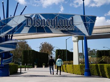 Ofrecen empleo como encargado de estacionamiento en Disneyland