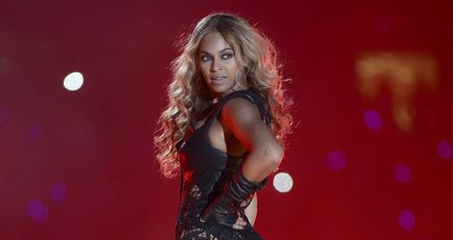 Beyoncé presume silueta en sesión con minivestido