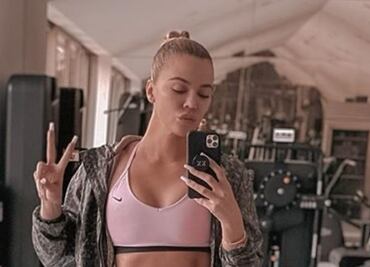 Khloé Kardashian presume “abs” con crop top y leggings en el gimnasio