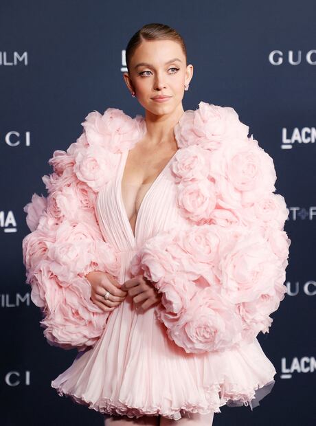 Sydney Sweeney luce su ropa interior a la vista con vestido transparente