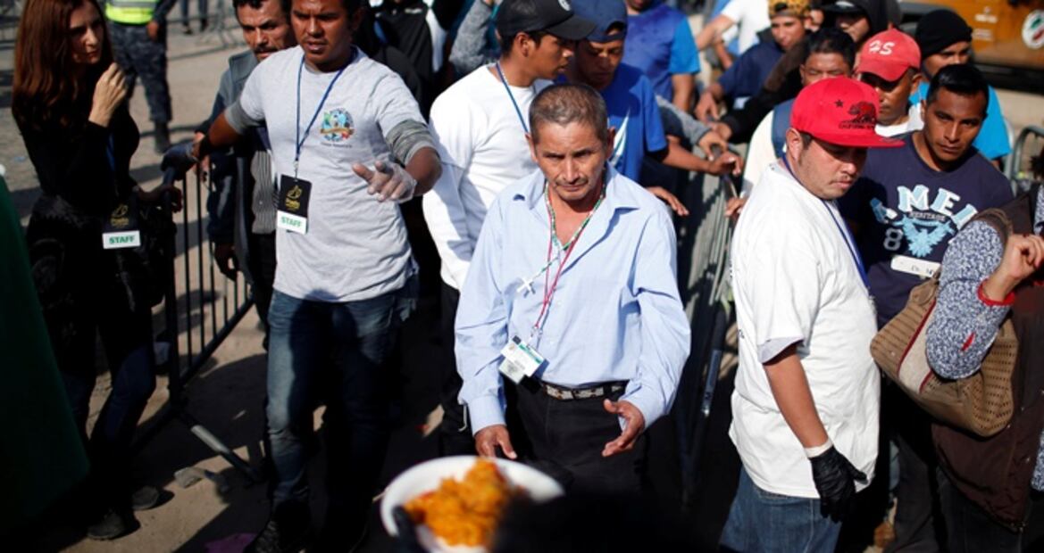 Chefs internacionales cocinan para miles de migrantes en Tijuana