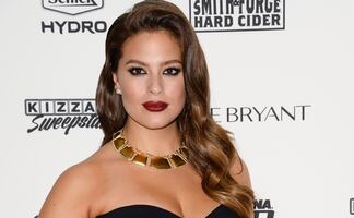 Ashley Graham luce su silueta ‘curvy’ con lencería azul en Instagram 