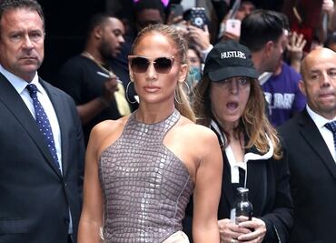 Jennifer Lopez presume figura de impacto con top y falda de ‘lápiz’
