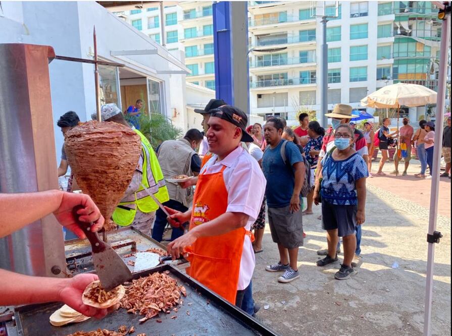 Una taquería de Ciudad de México lleva 3.000 tacos a los afectados por el huracán Otis. Foto Valente Rosas / EL UNIVERSAL