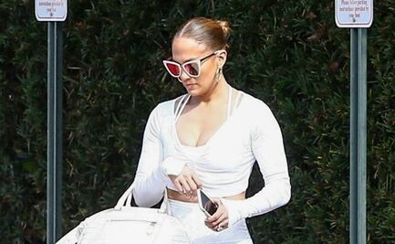 Jennifer Lopez luce su conjunto blanco más ajustado en Miami