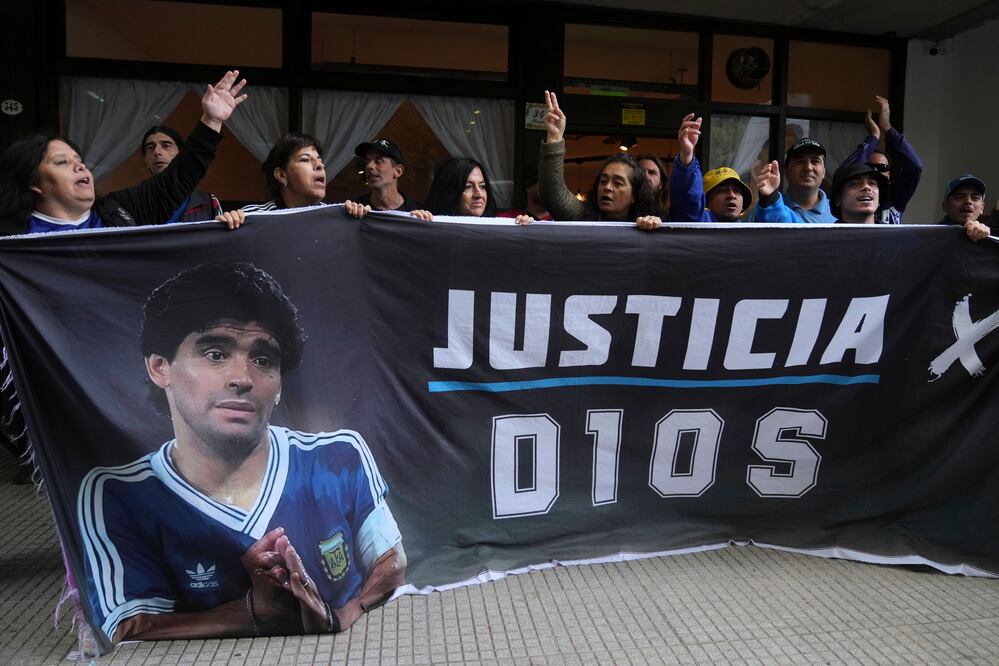 Detienen al guardaespaldas de Maradona por falso testimonio en juicio por muerte del astro (AP Foto/Natacha Pisarenko)