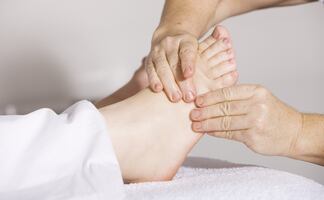 10 razones por las que se hinchan los pies