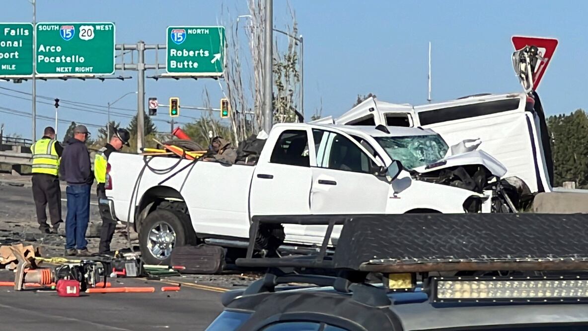 Mueren 6 trabajadores mexicanos en accidente vial en Idaho; SRE ofrece asistencia a víctimas. (Jeff Roper/KIFI Local News 8 via AP)