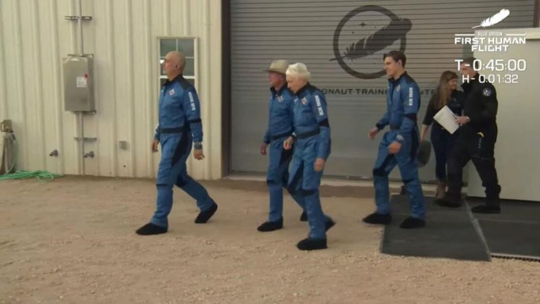 Video. Jeff Bezos vuelve a tierra tras alcanzar el espacio