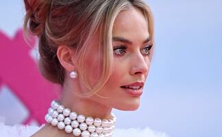 Su look más impactante; Margot Robbie se convierte en Barbie de 1960 con vestido de lujo