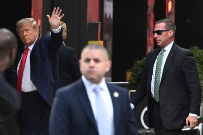 Trump llega a la Torre Trump, en Nueva York, y saluda a seguidores