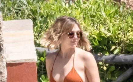 Elizabeth Olsen arrasa en bikini durante vacaciones románticas en Italia