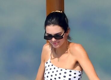 Kendall Jenner impacta con bikini de lunares en Mónaco