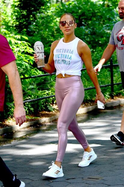 Jennifer Lopez luce silueta con leggings metálicos por Nueva York