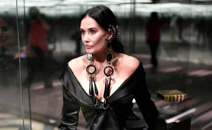 ¿Qué se hizo en la cara? Demi Moore ‘roba miradas’ con look en pasarela