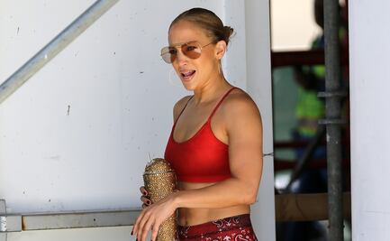 Jennifer Lopez y los leggings rojos con los que deslumbró a los 51 años 
