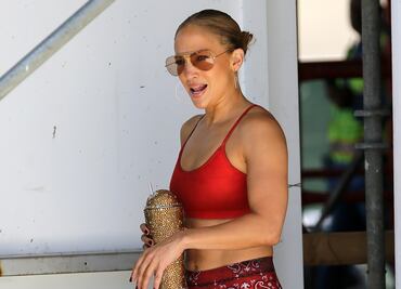 Jennifer Lopez y los leggings rojos con los que deslumbró a los 51 años