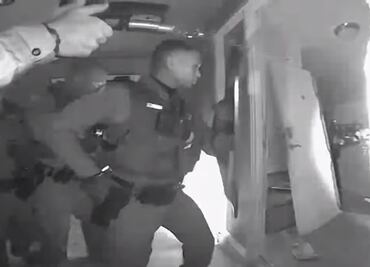 Video. Policía irrumpe en casa para “rescatar” a niño sin vacunas