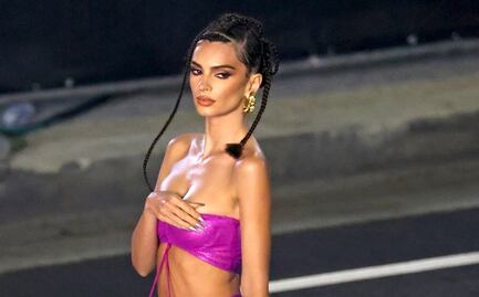 Emily Ratajkowski se luce con pequeño bra metálico "casi imposible de llevar"