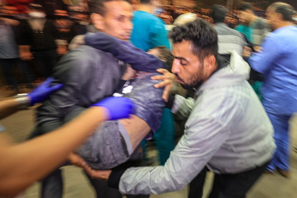 La presidenta de Cruz Roja denuncia en Gaza la situación "indescriptible" de los civiles. (Photo by Mahmud HAMS / AFP)