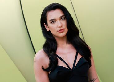 Dua Lipa arrasa en Los Ángeles con lujoso vestido de sirena y belleza incomparable