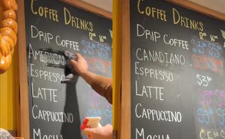 Restaurantes canadienses borran de su menú el café americano tras aranceles de Trump; ahora se llamará ‘café canadiano’