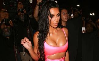 Kim Kardashian luce su silueta con minivestido y look al estilo Barbie