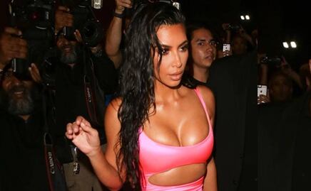 Kim Kardashian luce su silueta con minivestido y look al estilo Barbie