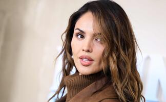 Eiza González luce irreal con espectacular vestido Dior de transparencias