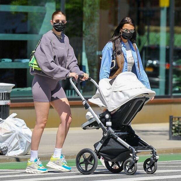 Gigi Hadid presume silueta con shorts ajustados en Nueva York