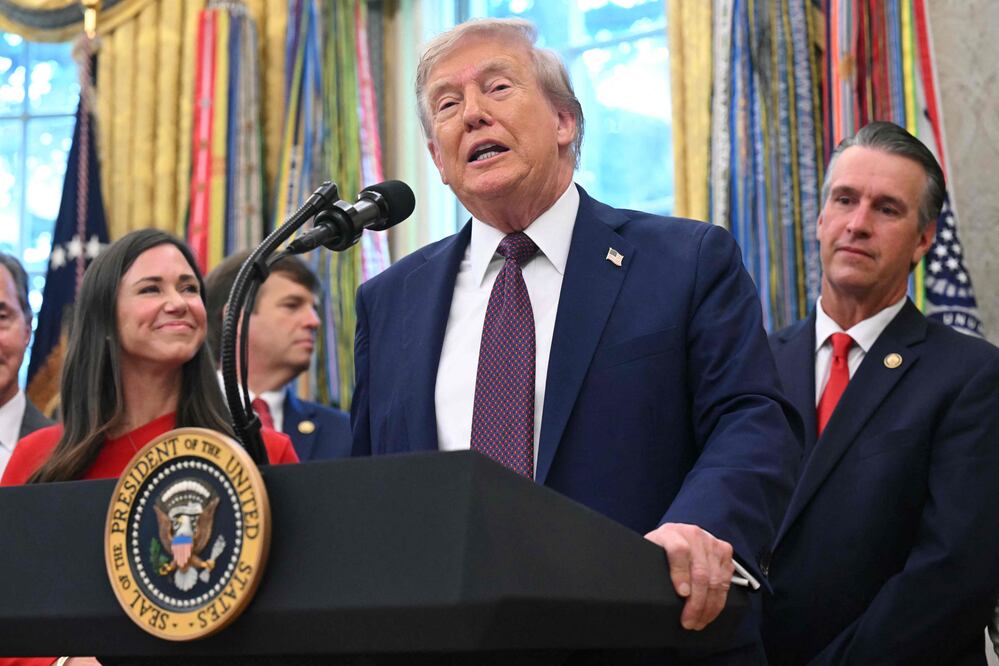 Trump rompe el silencio: desmiente rumores de su muerte y acusa a medios de "fake news" (Photo by SAUL LOEB / AFP)