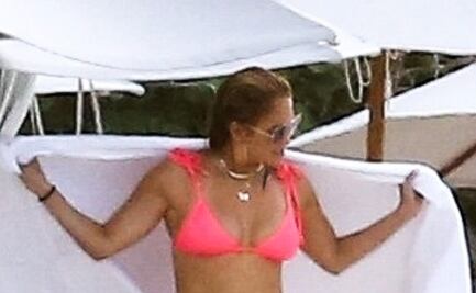 El bikini rosa neón con el que Jennifer Lopez conquistó la playa