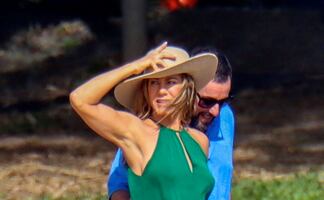 Jennifer Aniston y la falda con la que lució sus piernas tonificadas en Hawái 
