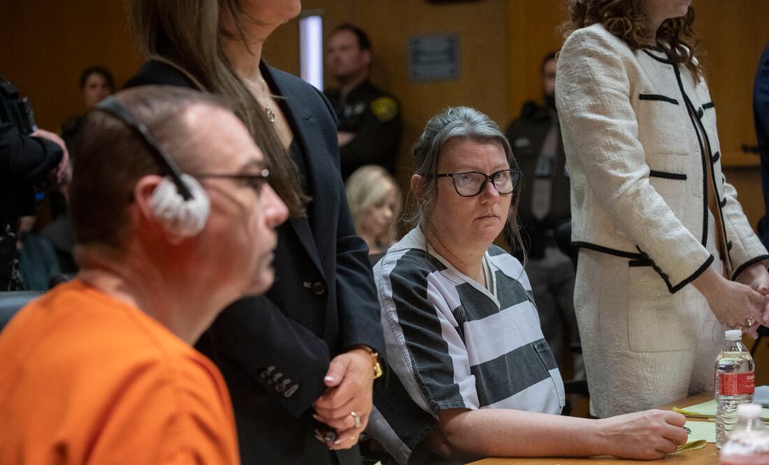 Por primera vez en EU, condenan a prisión a padres por un tiroteo masivo en una escuela (Photo by BILL PUGLIANO / GETTY IMAGES NORTH AMERICA / Getty Images via AFP)