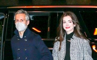 Anne Hathaway destila elegancia y glamour con minivestido en NY