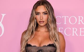 Anastasia Karanikolaou recibe el 2025 con diminuto bikini de mariposa y arrasa 