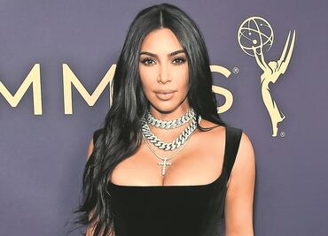 Kim Kardashian luce figura casi irreal en diminuto bikini negro