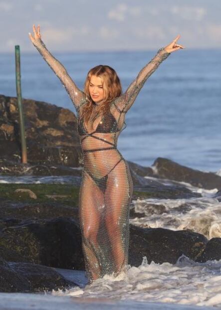 Rita Ora arrasa en Malibú con revelador vestido transparente