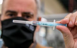 Hombre sufre reacción grave ‘rara’ a la vacuna covid