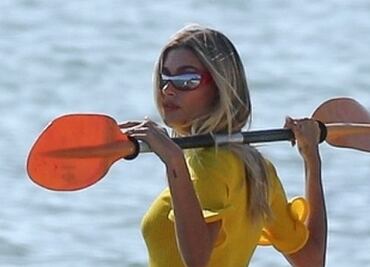 Hailey Bieber cautiva en Miami con traje de baño amarillo