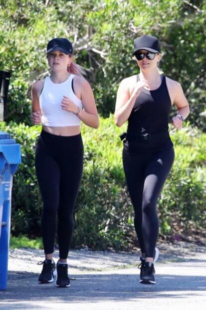 Reese Witherspoon y su hija se ejercitan; ¡son idénticas!