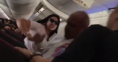 En pleno vuelo, mujer golpea a su esposo con laptop por mirar a pasajera