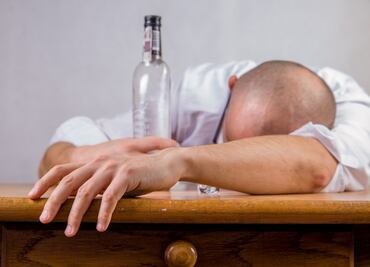 ¿Por qué nos sentimos tan mal después de beber alcohol? Esto dice la ciencia